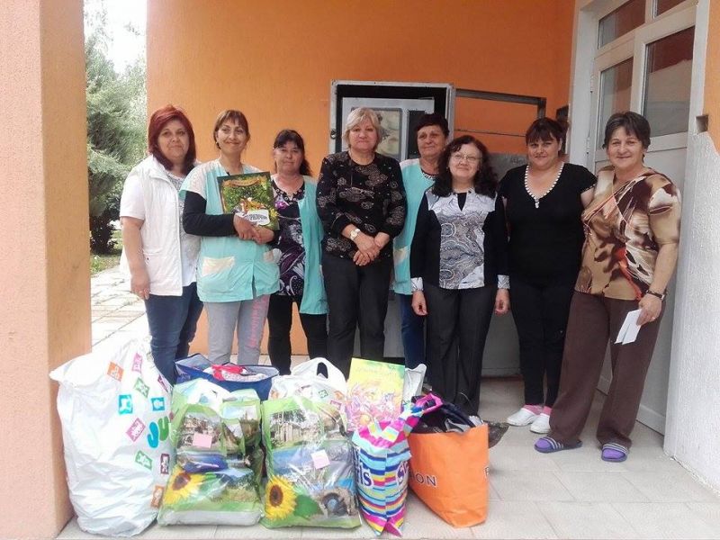 Похвално! Млади благодетели дариха дрехи и играчки на децата от дом 
